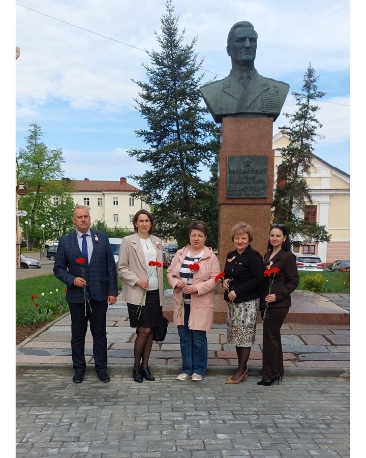 В преддверии Дня Великой Победы представители 6-й поликлиники почтили память Маршала Советского Союза Василия Даниловича Соколовского, возложив цветы к его памятнику.