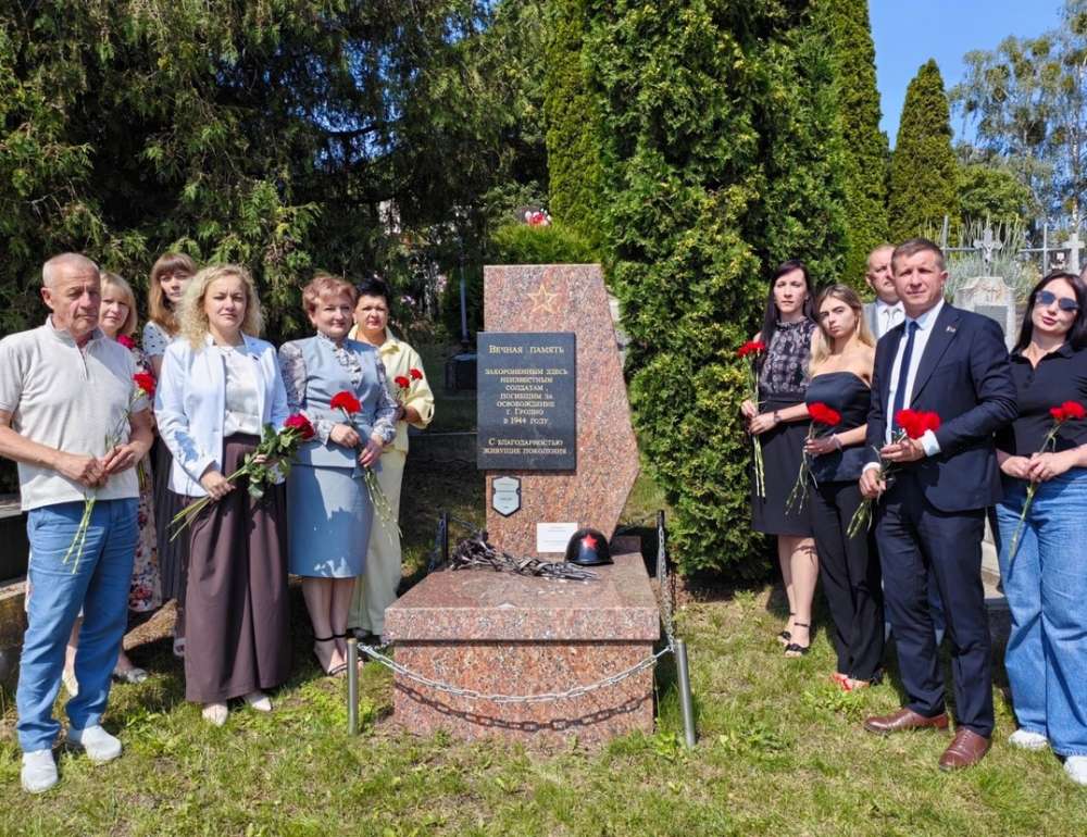 В преддверии Дня освобождения Гродно представители нашего учреждения почтили память героев, возложив цветы к подножию памятника неизвестным солдатам.