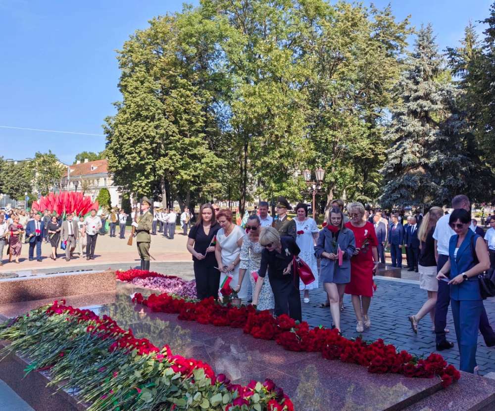  день освобождения города Гродно от немецко-фашистских захватчиков главный врач нашей поликлиники Наталья Петровна Егорченко и её заместитель Мария Михайловна Жихович приняли участие в торжественном митинге «Город несломленной славы».